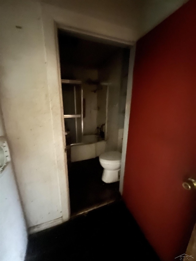 2421 Collngwood Ave, Saginaw, MI 48601 - full bathroom featuring toilet and shower / tub combination