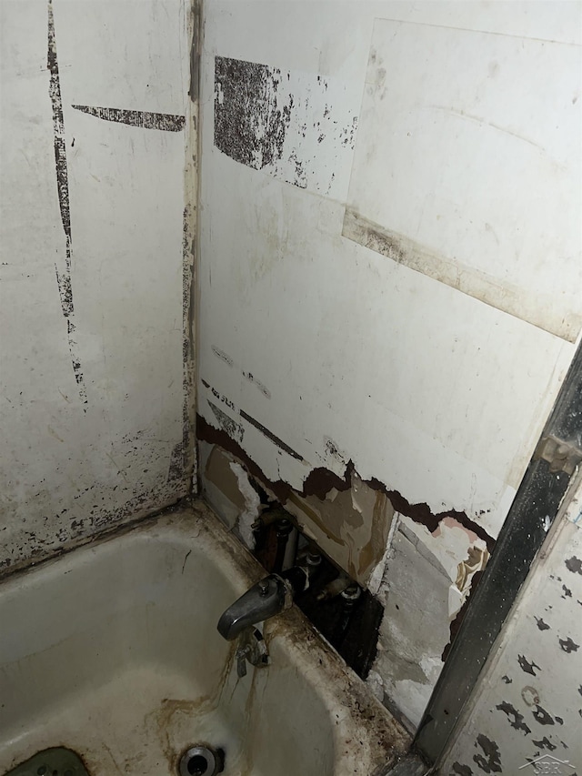 2421 Collngwood Ave, Saginaw, MI 48601 - full bathroom with a bath