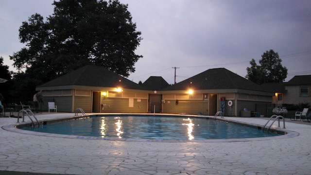 2542 Pittsfield Blvd, Ann Arbor, MI 48104 - community pool with a patio