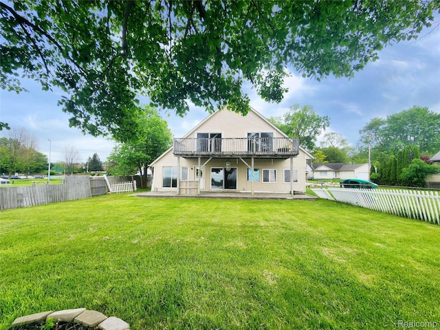 4390 Cass Elizabeth Rd, Waterford, MI 48328 - back of property featuring a fenced backyard, a deck, and a patio