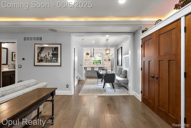 716 Magnolia Ave, Royal Oak, MI 48073 - foyer with dark wood finished floors and baseboards