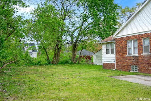 12151 Corbett St, Detroit, MI 48213 - view of grassy yard featuring a patio area