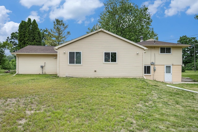 7340 Hartland Rd, Fenton, MI 48430 - back of property featuring a lawn