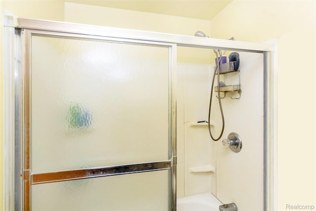28399 Felician St, Roseville, MI 48066 - full bath with bath / shower combo with glass door