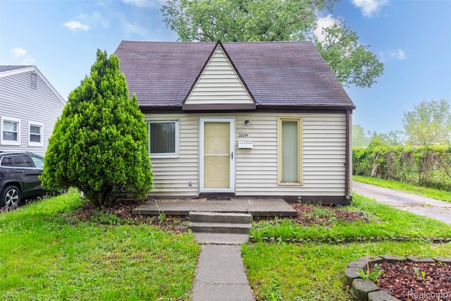 28399 Felician St, Roseville, MI 48066 - view of front of property featuring a front yard