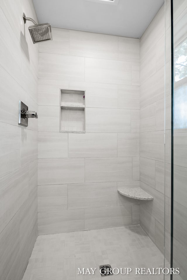 2050 Anderson Dr SE, East Grand Rapids, MI 49506 - bathroom featuring a tile shower