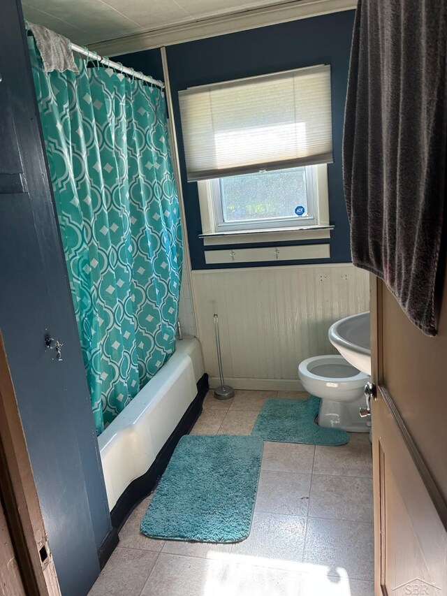 5681 W Fox Rd, Mears, MI 49436 - full bath featuring toilet, shower / bathtub combination with curtain, wainscoting, tile patterned floors, and crown molding