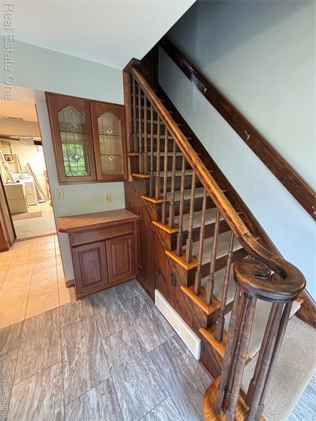 109 W Kennett Rd, Pontiac, MI 48340 - view of staircase