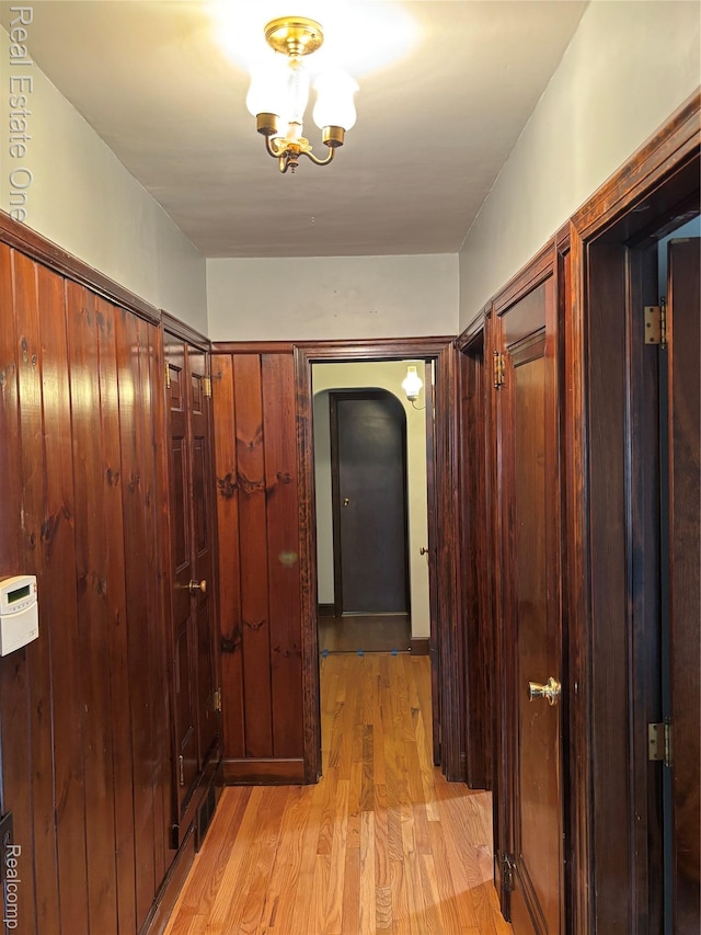 109 W Kennett Rd, Pontiac, MI 48340 - hallway featuring light wood-style floors and arched walkways