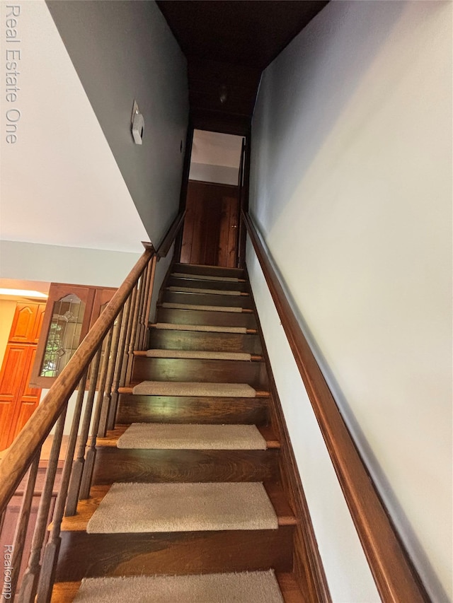 109 W Kennett Rd, Pontiac, MI 48340 - view of stairs