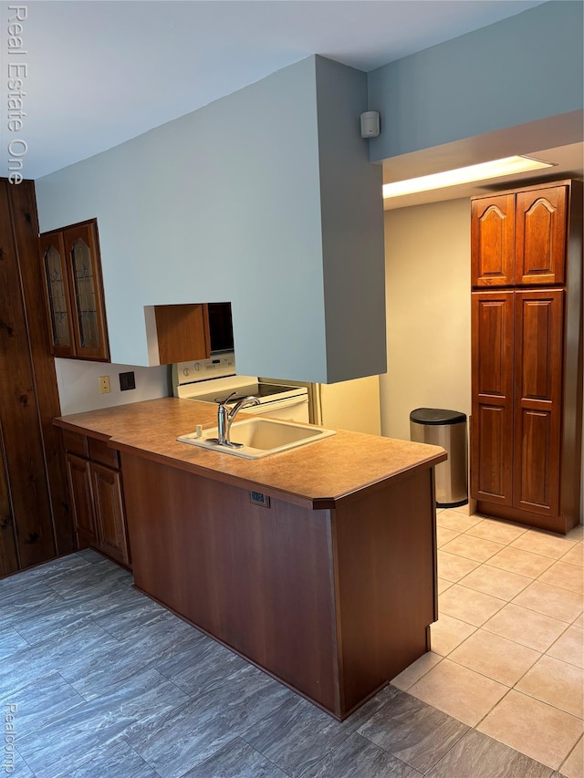 109 W Kennett Rd, Pontiac, MI 48340 - kitchen featuring electric stove, a peninsula, glass insert cabinets, light countertops, and light tile patterned floors