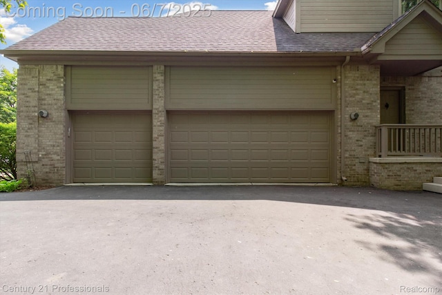 6642 Carlyle Ct, West Bloomfield, MI 48322 - garage with driveway