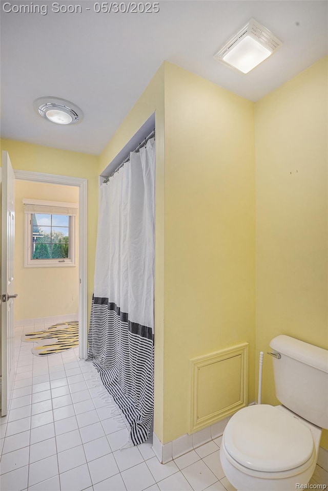 846 Majestic, Rochester, MI 48306 - bathroom with toilet, tile patterned floors, baseboards, and a shower with shower curtain