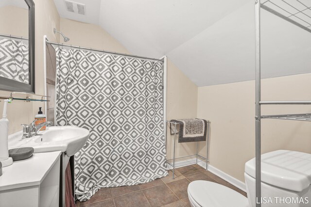 639 College Ave NE, Grand Rapids, MI 49503 - full bathroom featuring toilet, vaulted ceiling, vanity, curtained shower, and baseboards