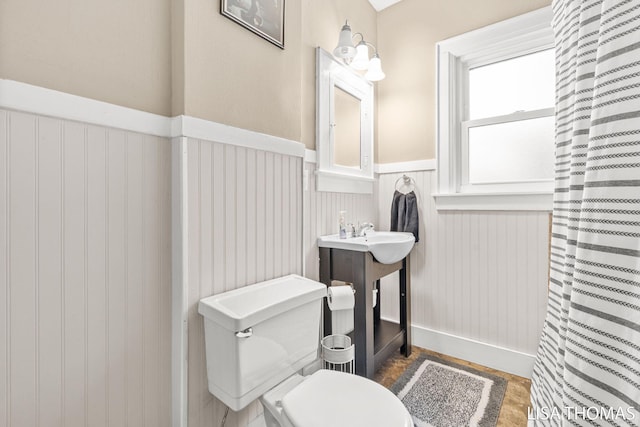 639 College Ave NE, Grand Rapids, MI 49503 - full bath with a wainscoted wall, toilet, and vanity