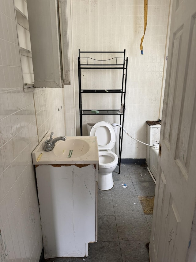 1101 W Rankin St, Flint, MI 48504 - bathroom featuring toilet, vanity, and tile walls