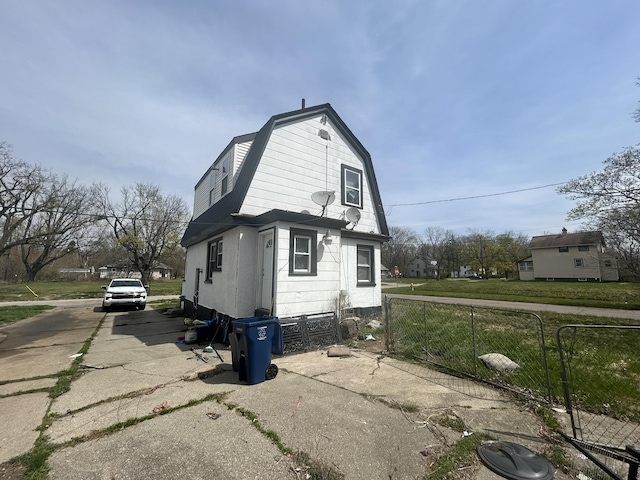 1101 W Rankin St, Flint, MI 48504 - view of side of home with a gambrel roof