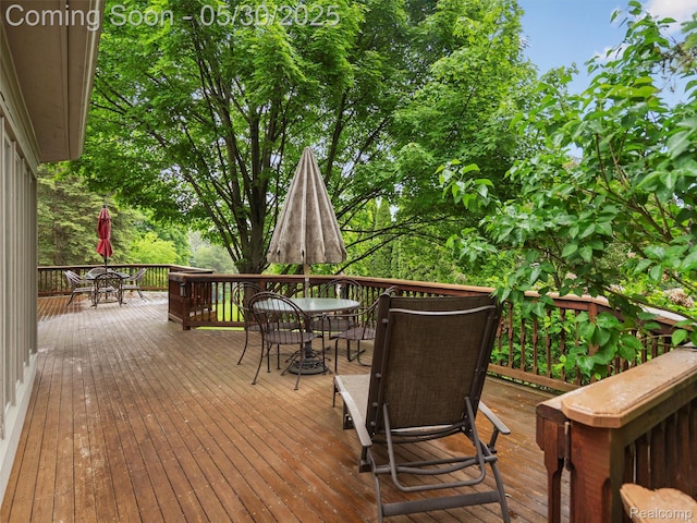 1552 Pebble Creek Dr, Rochester, MI 48307 - deck with outdoor dining area