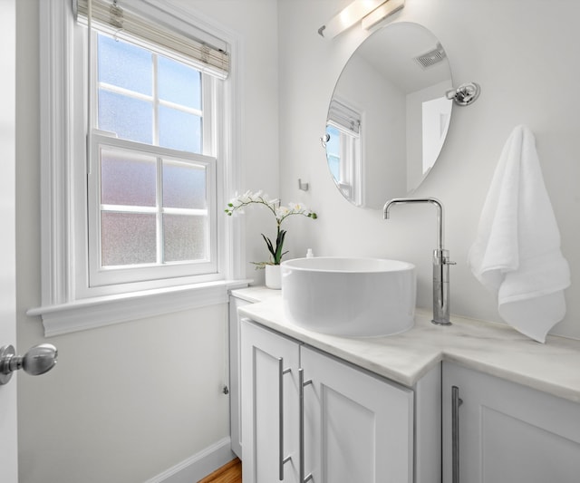 1015 Lincoln Ave, Ann Arbor, MI 48104 - bathroom with vanity