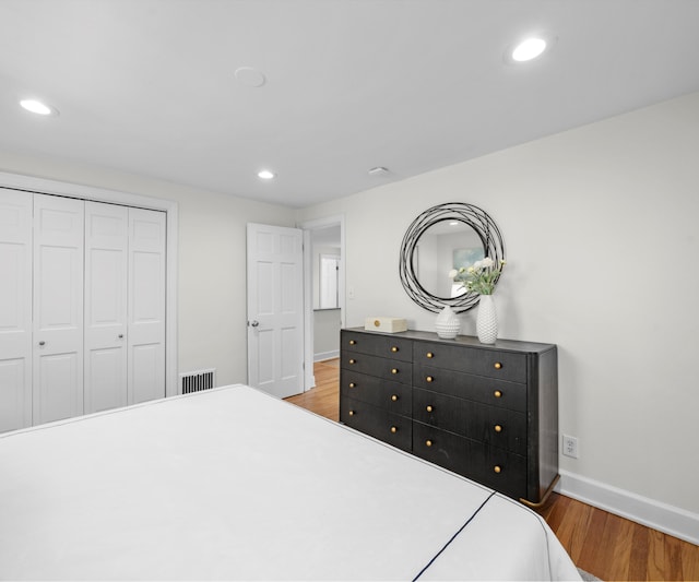 1015 Lincoln Ave, Ann Arbor, MI 48104 - bedroom featuring light wood-type flooring, baseboards, recessed lighting, and a closet