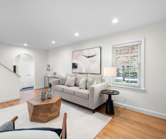 1015 Lincoln Ave, Ann Arbor, MI 48104 - living room with arched walkways, baseboards, recessed lighting, and light wood-style flooring