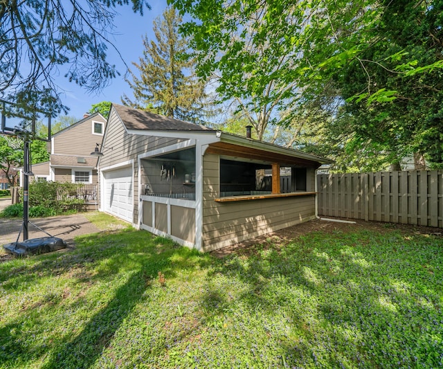 1015 Lincoln Ave, Ann Arbor, MI 48104 - view of side of property with a detached garage and driveway