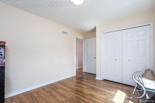 6420 Crestview Dr, Holly, MI 48442 - unfurnished bedroom featuring wood finished floors, baseboards, and a closet