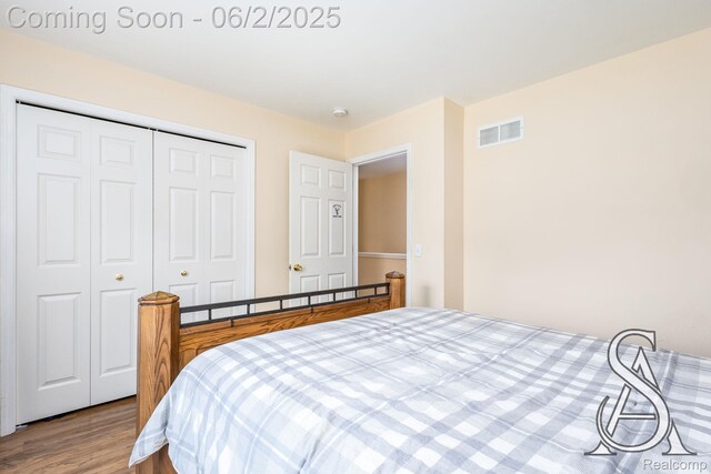 6420 Crestview Dr, Holly, MI 48442 - bedroom with wood finished floors and a closet