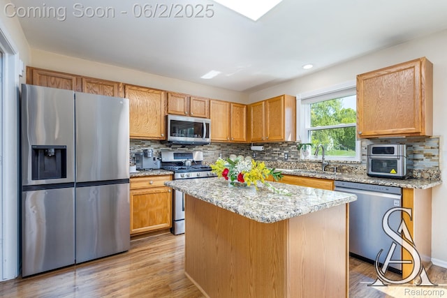 6420 Crestview Dr, Holly, MI 48442 - kitchen with stainless steel appliances, a sink, light wood-type flooring, backsplash, and recessed lighting