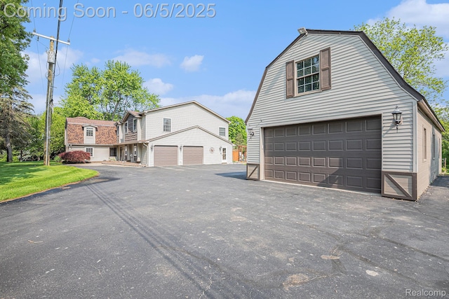 6080 Waldon Rd, Clarkston, MI 48346 - view of front of property featuring a gambrel roof and a front yard