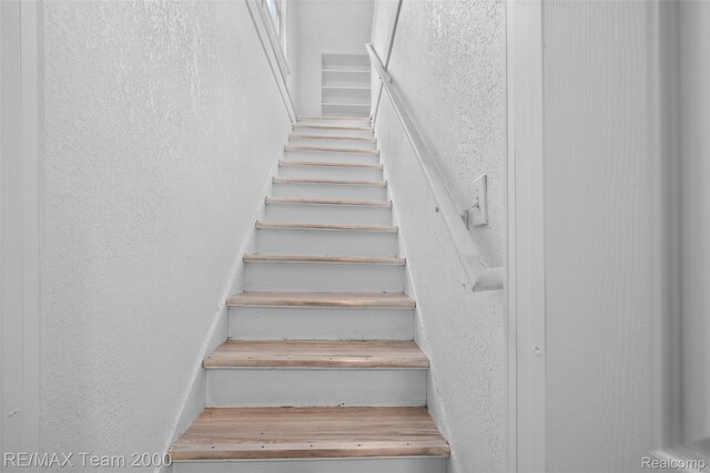 5935 Devonshire Rd, Dearborn, MI 48224 - stairway with a textured wall
