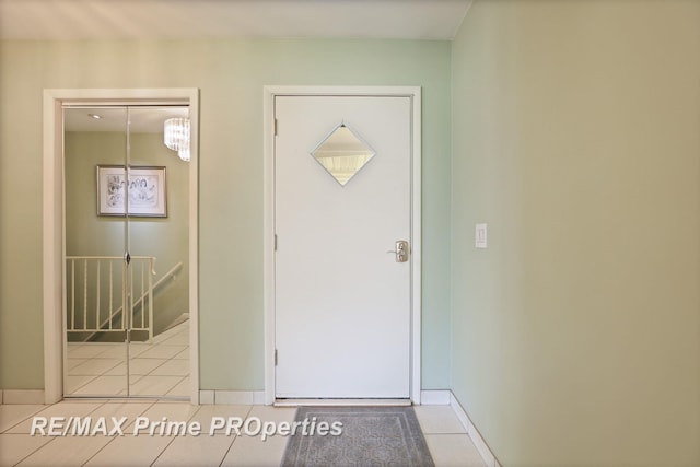 6461 Sheridan Rd, Saginaw, MI 48601 - tiled entryway with baseboards