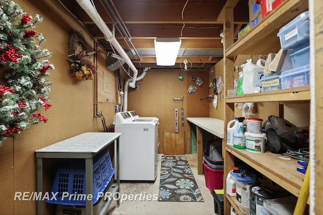 6461 Sheridan Rd, Saginaw, MI 48601 - washroom featuring washing machine and clothes dryer and a workshop area