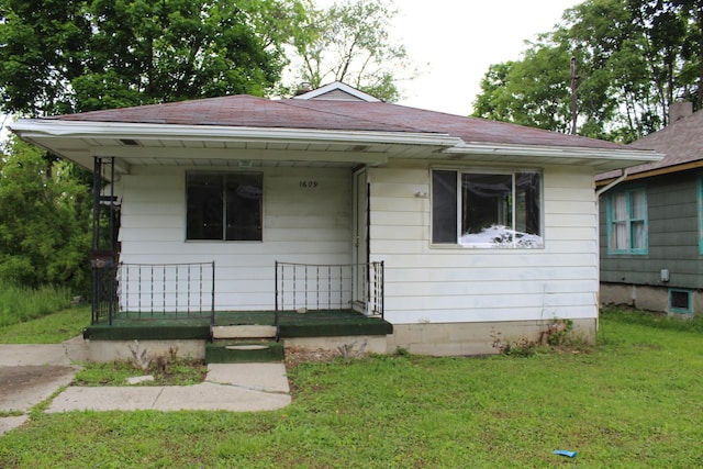 1609 Ohio Ave, Flint, MI 48506 - bungalow with a front lawn, roof with shingles, and a porch