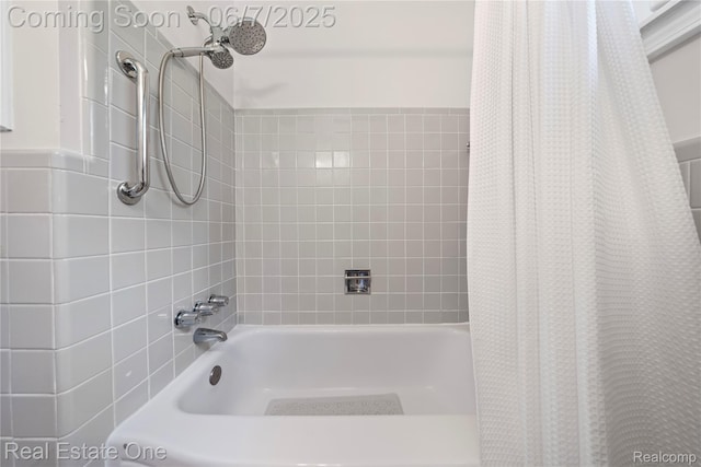 2253 Robell Dr, Commerce Twp, MI 48390 - bathroom with shower / tub combo with curtain