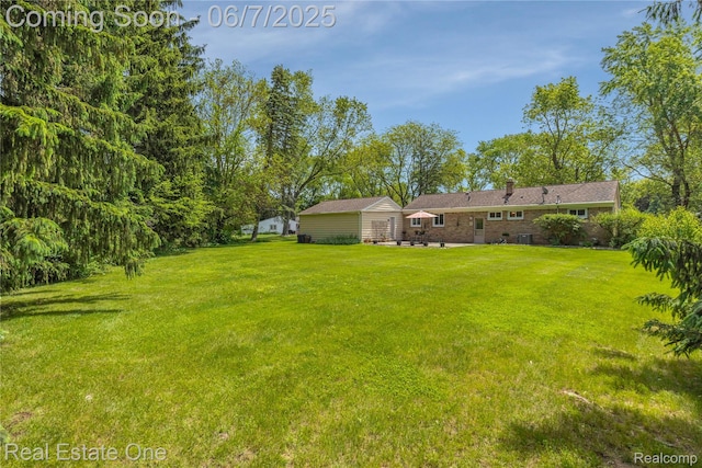 2253 Robell Dr, Commerce Twp, MI 48390 - view of grassy yard