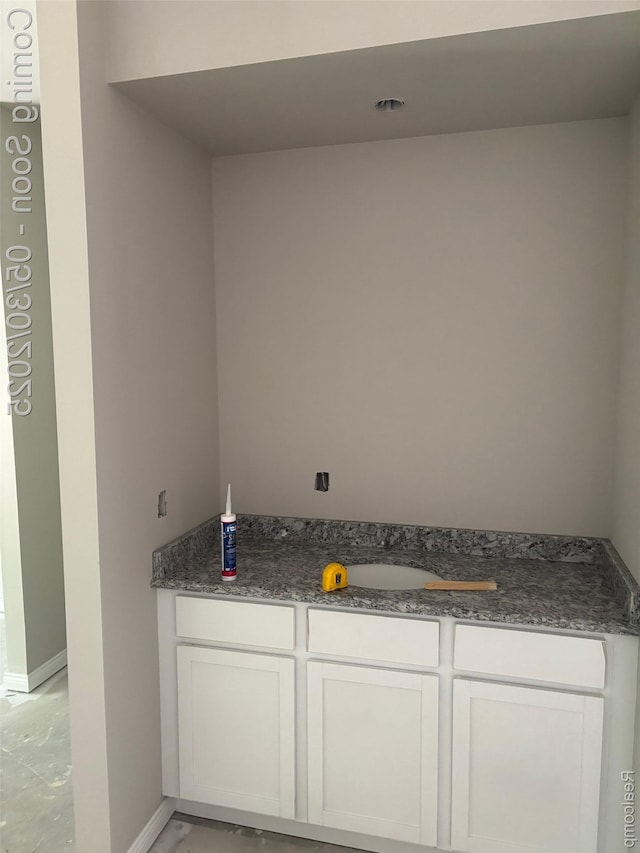 120 Whispering Pines Dr, Fenton, MI 48430 - bar area featuring baseboards