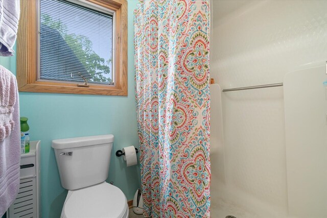 6767 Knollview Dr, Hudsonville, MI 49426 - full bath with a shower with curtain and toilet
