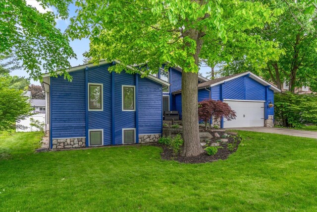 6767 Knollview Dr, Hudsonville, MI 49426 - view of front of property featuring driveway and a front yard