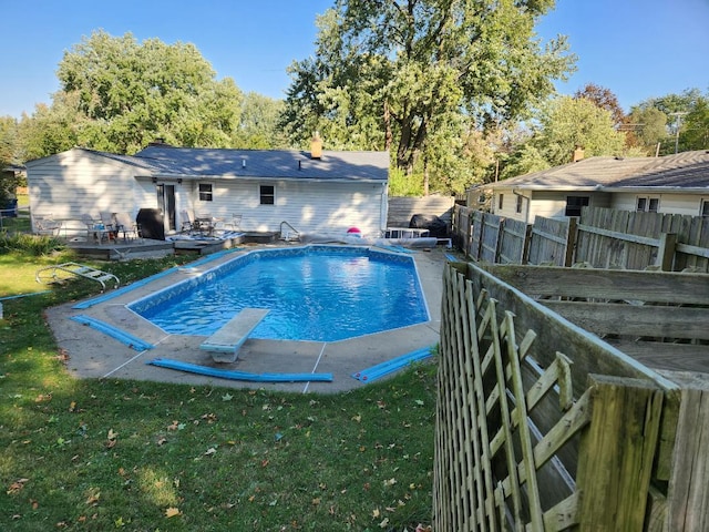 2013 Cumberland St, Kalamazoo, MI 49006 - view of pool with a diving board