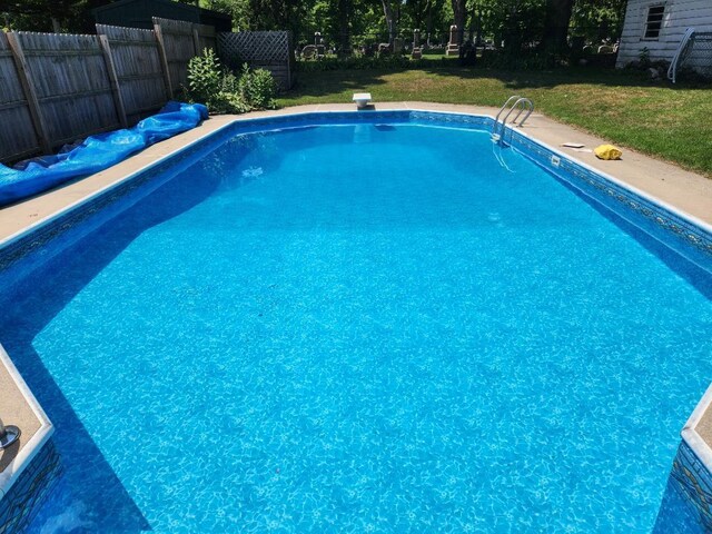 2013 Cumberland St, Kalamazoo, MI 49006 - view of pool with a diving board