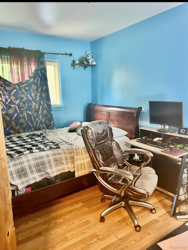 4685 Julius, Westland, MI 48186 - bedroom featuring wood finished floors and a desk