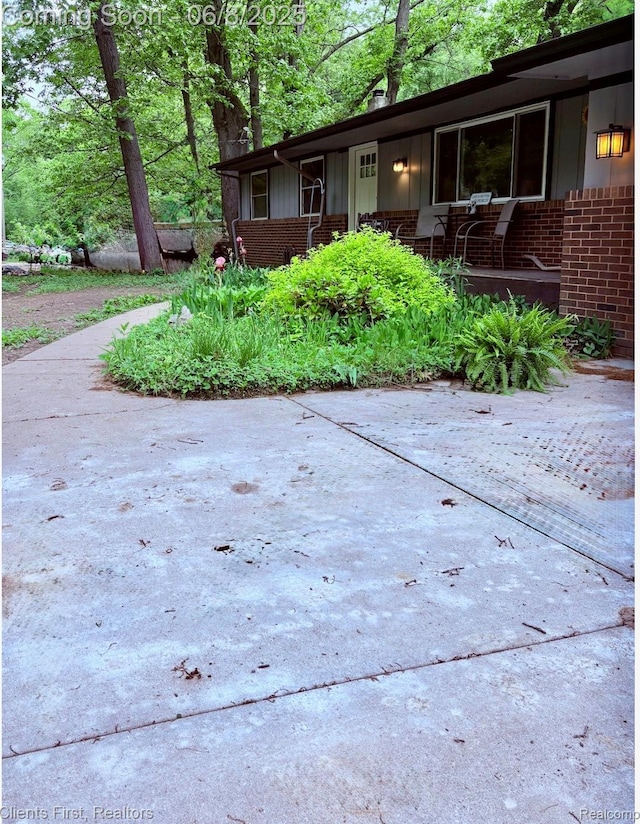 5844 Crandall Rd, Howell, MI 48855 - single story home with brick siding