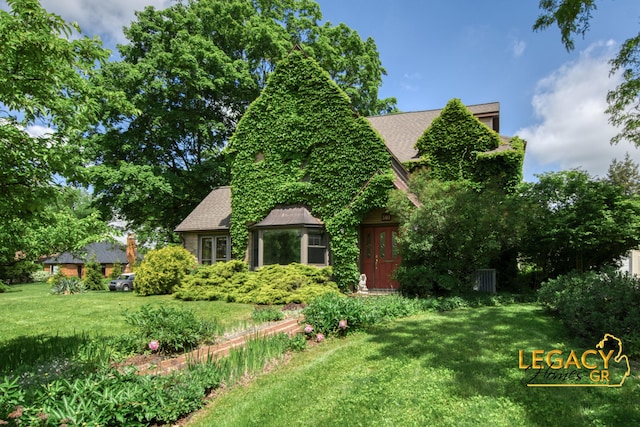 301 Sligh Blvd NE, Grand Rapids, MI 49505 - view of front facade featuring a front lawn and roof with shingles