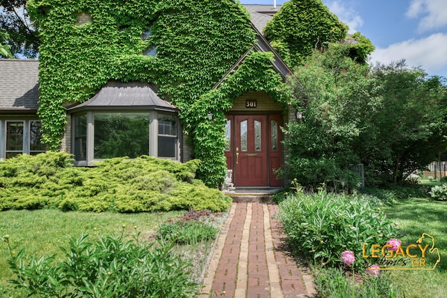 301 Sligh Blvd NE, Grand Rapids, MI 49505 - entrance to property featuring a shingled roof