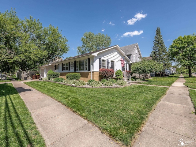 424 W 4th St, Monroe, MI 48161 - ranch-style house with brick siding and a front lawn