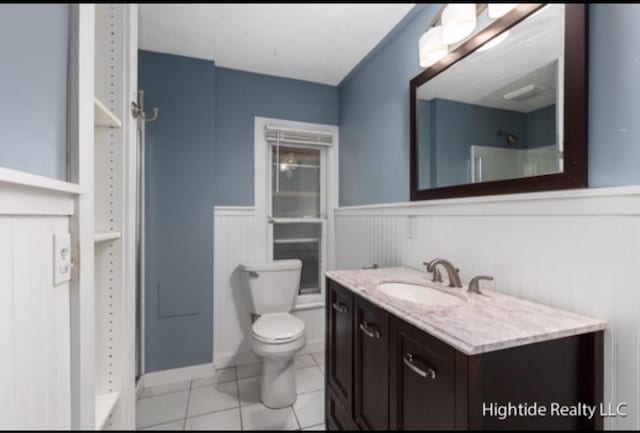 232 Oakley Pl NE, Grand Rapids, MI 49503 - full bath with vanity, a wainscoted wall, and toilet