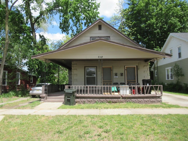 710 Cattawba Ave, Muskegon, MI 49442 - view of front of home with covered porch and a front yard