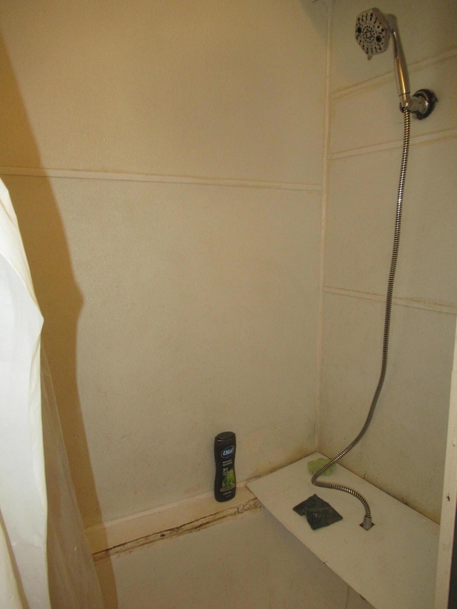710 Cattawba Ave, Muskegon, MI 49442 - bathroom view of tiled shower