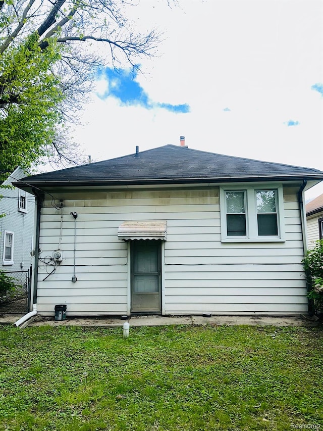 47 W Rockwood St, Ecorse, MI 48229 - rear view of house featuring a yard and roof with shingles